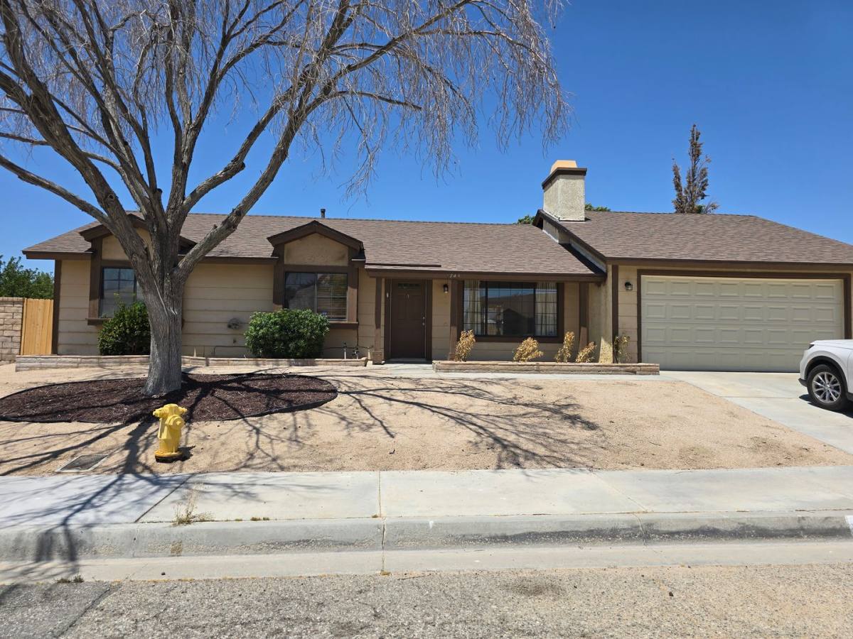 House for rent at 1743 W Ave, Lancaster, CA 93534