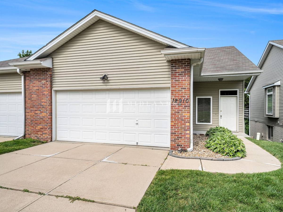 Townhouse for rent at 12910 S 36th St, Bellevue, NE 68123