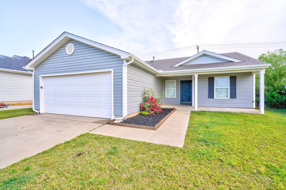 House for rent at 10425 Aberdeen Dr, Yukon, OK 73099