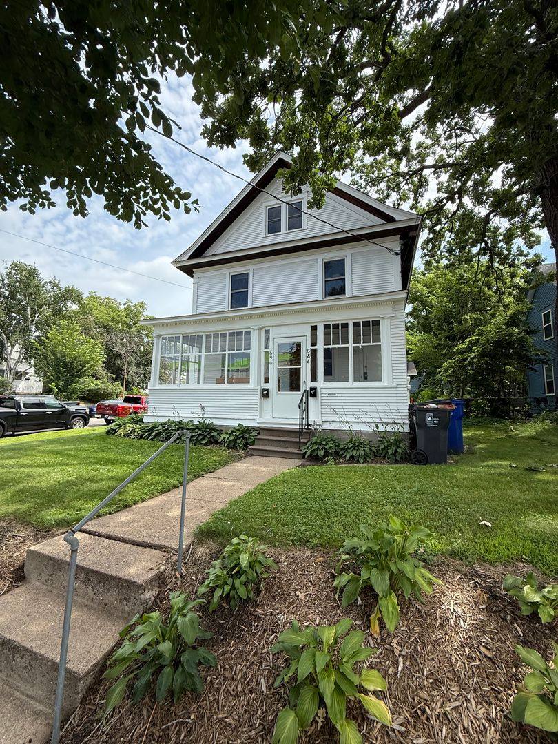 Apartment for rent at 688-690 Fairview Ave N, Saint Paul, MN 55104