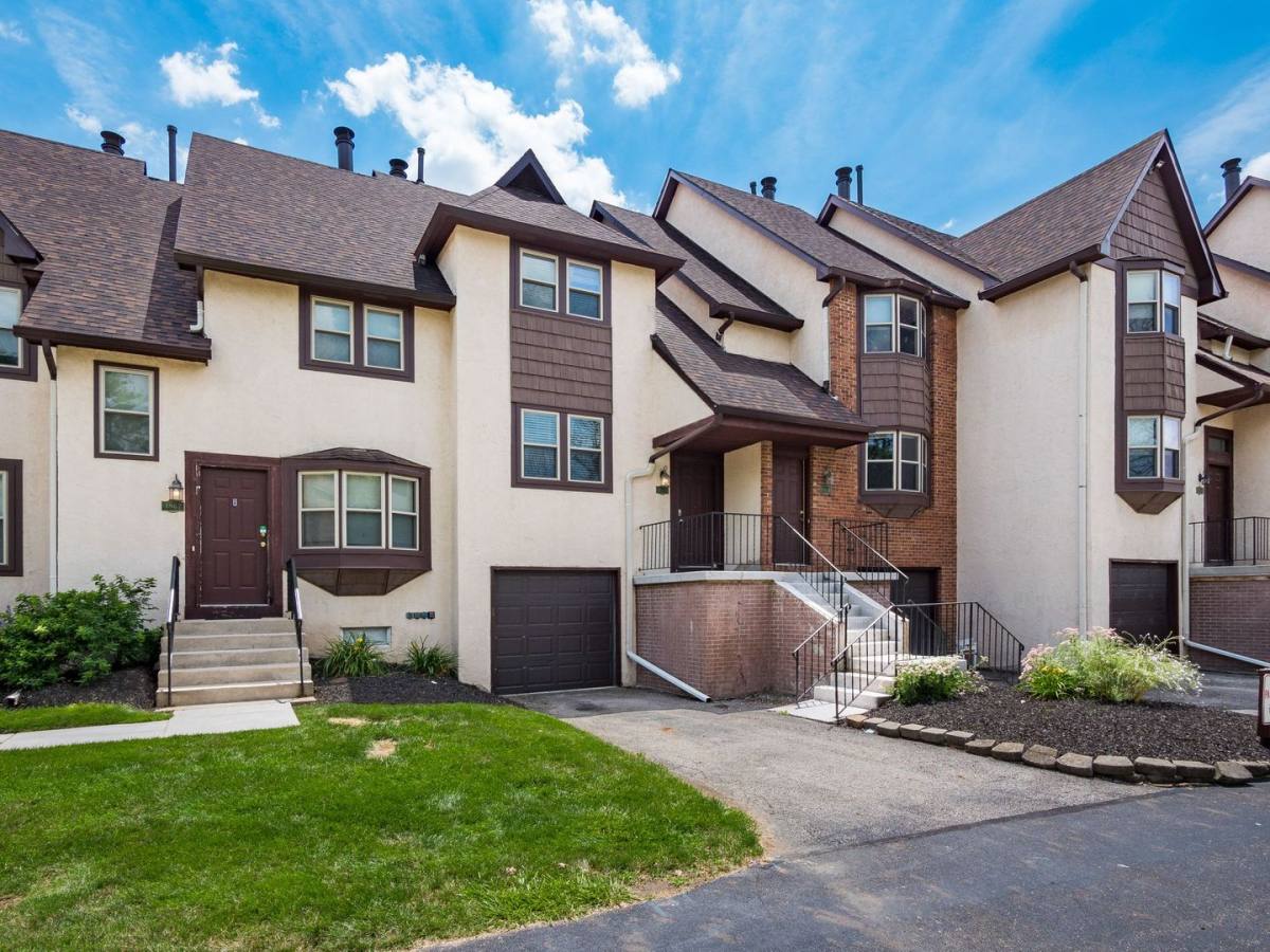 Apartment for rent at 1963 Drury Lane, Columbus, OH 43235