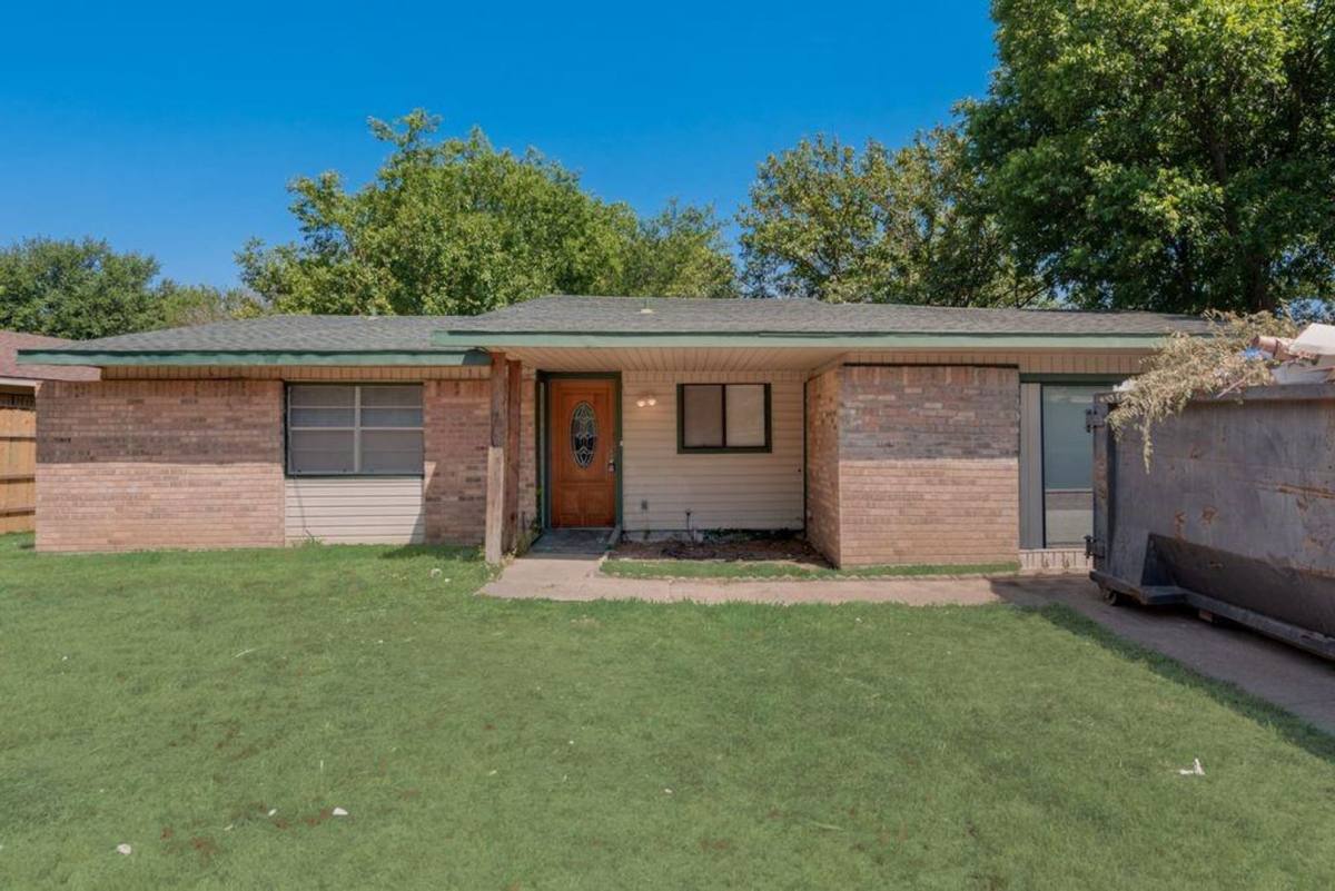 House for rent at 1833 Bolingbroke Place, Fort Worth, TX 76140