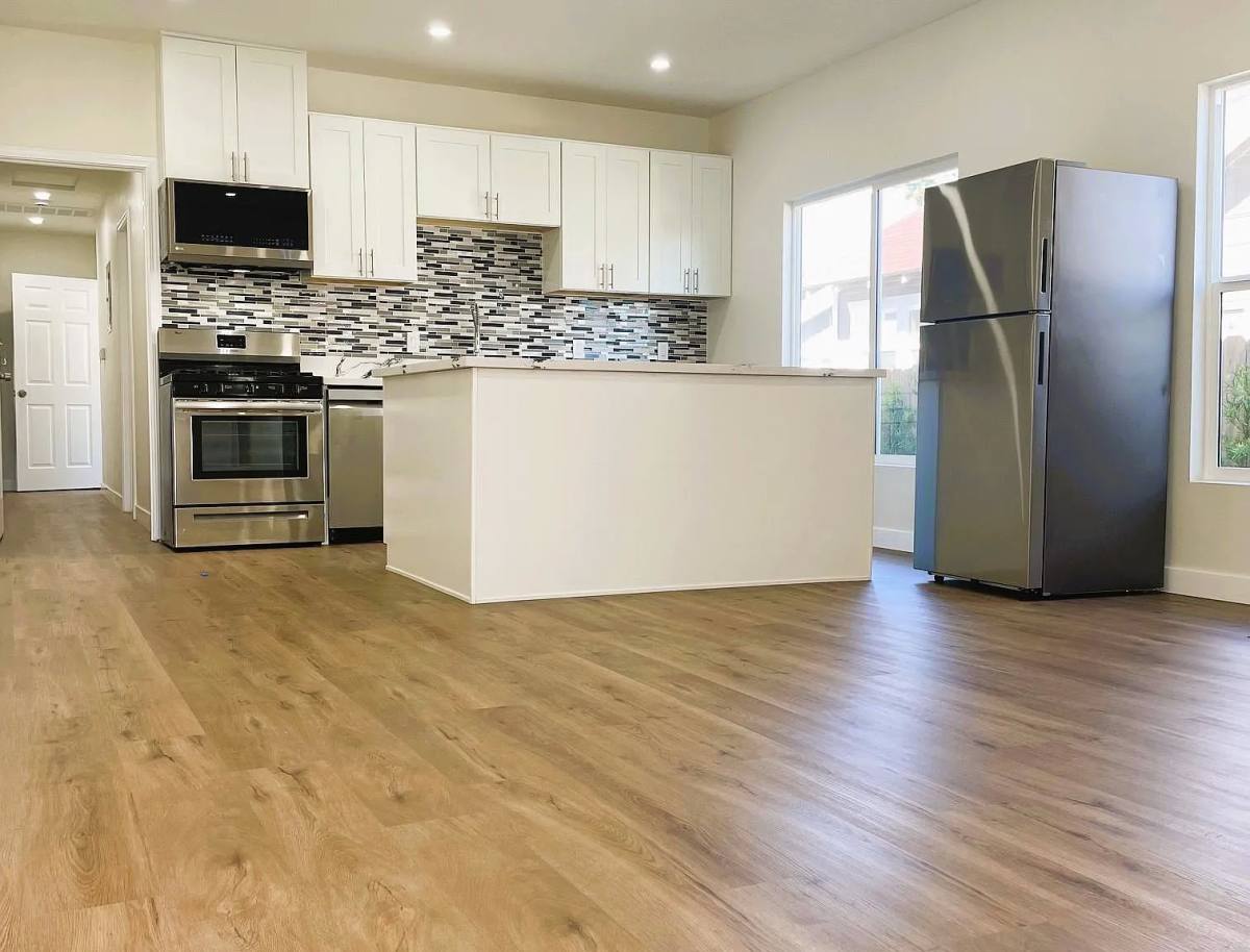 Apartment for rent at 3933 Arlington Ave, Los Angeles, CA 90008
