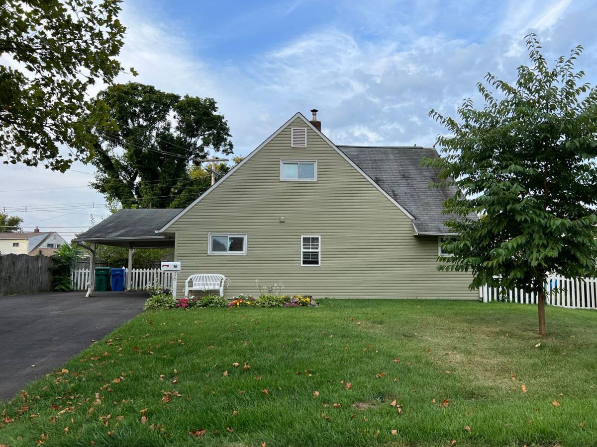House for rent at 16 Crabtree Dr, Levittown, PA 19055