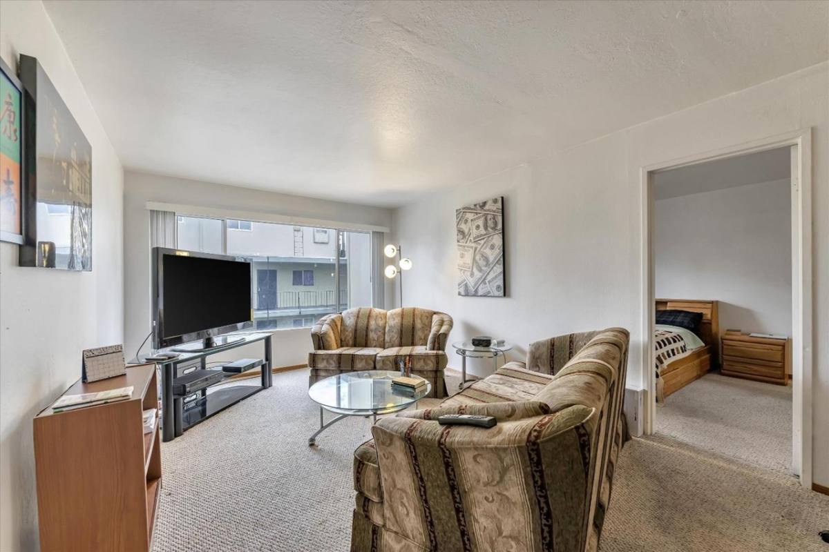 Condo for rent at 455 Crescent St, Oakland, CA 94610