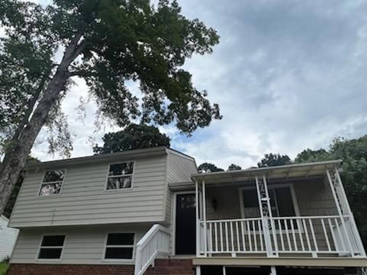 House for rent at 6716 Rocklake Dr, Charlotte, NC 28214