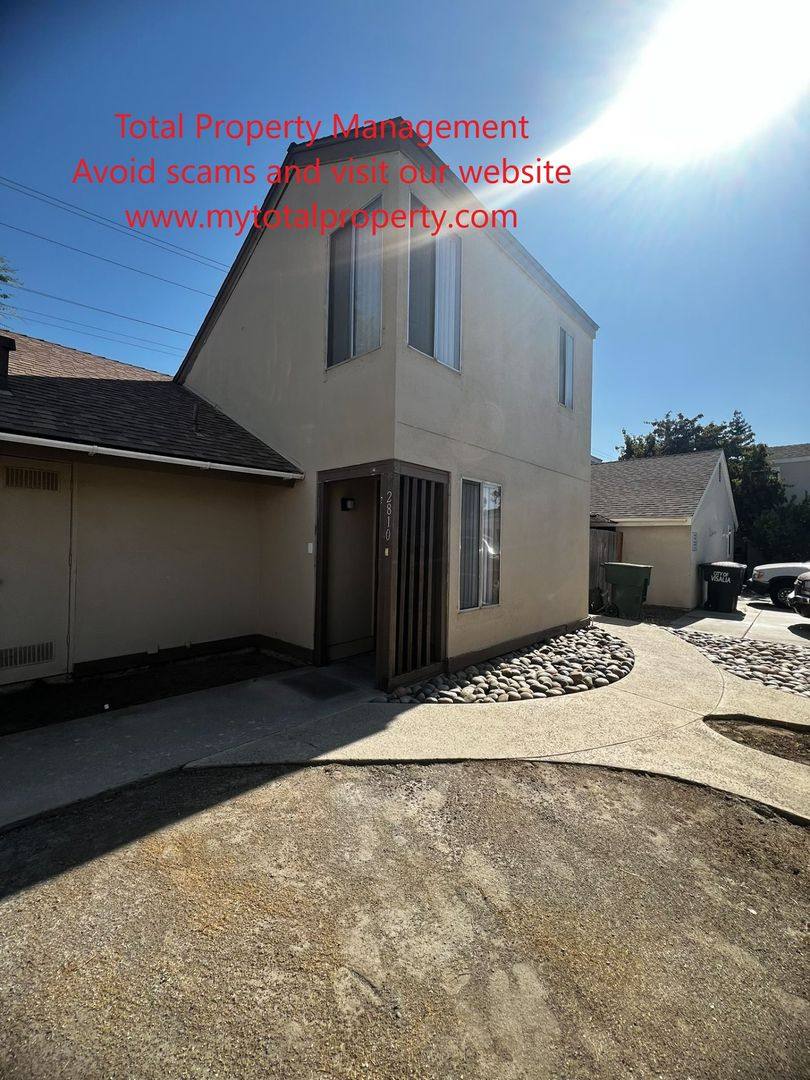 Townhouse for rent at 2810 W Caldwell Ave, Visalia, CA 93277
