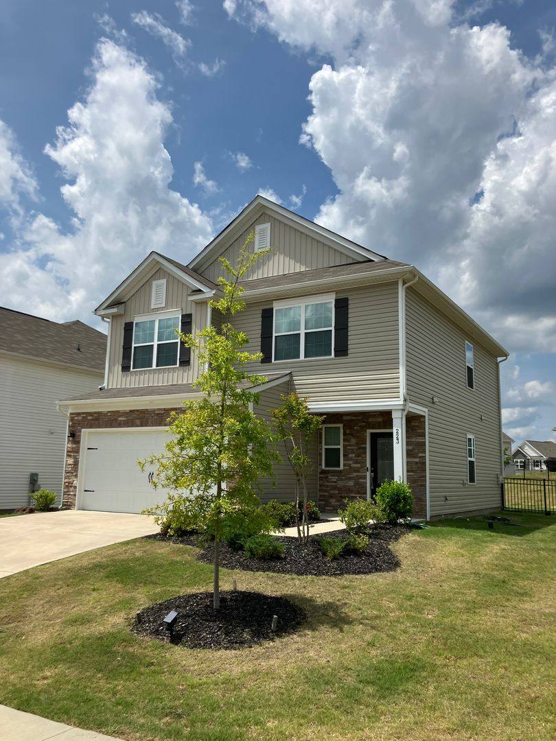 House for rent at 223 Haddonsfield Dr, Mooresville, NC 28115