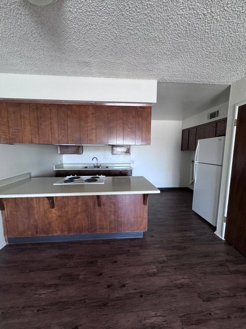 Apartment for rent at 656 700 E Prosperity Ave, Tulare, CA 93274