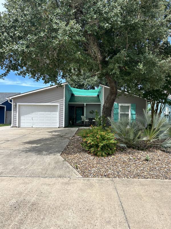 109 Sun Harbor St, Rockport, TX 78382