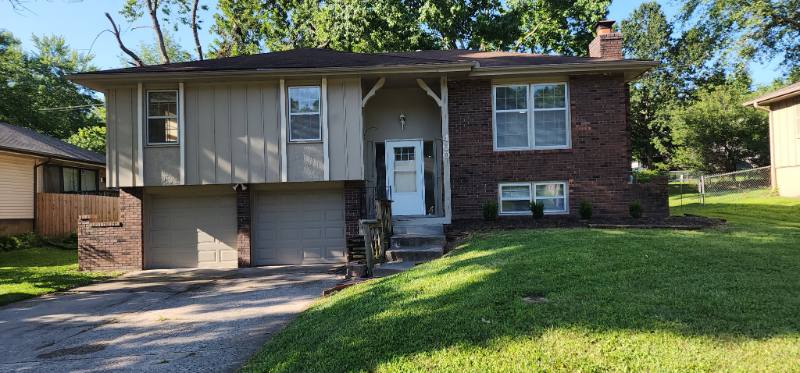 House for rent at 400 SW Sandstone Dr, Blue Springs, MO 64015