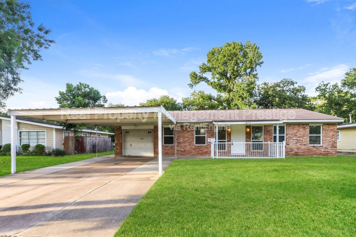 House for rent at 6910 Cole Creek Dr, Houston, TX 77092