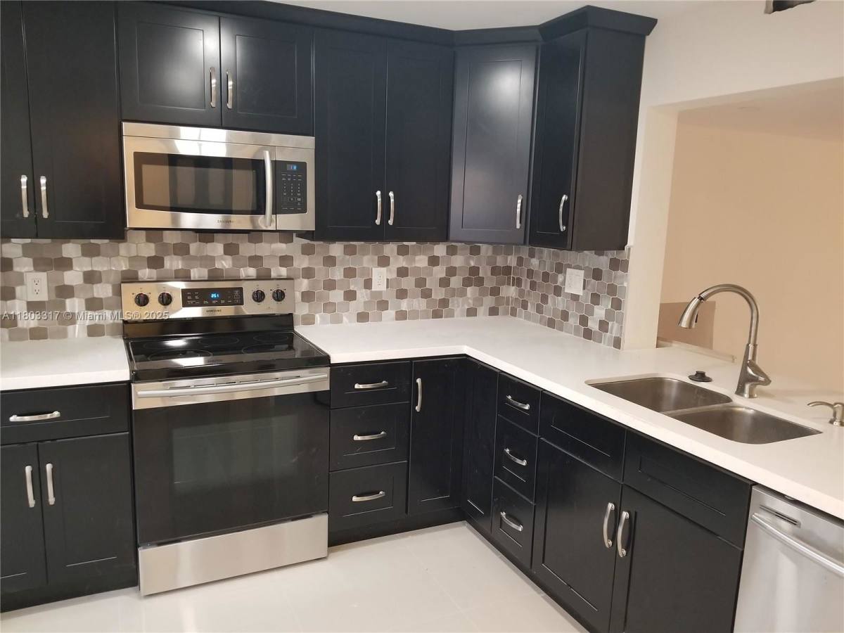 Townhouse for rent at 907 NE 27th Ave #907, Hallandale, FL 33009