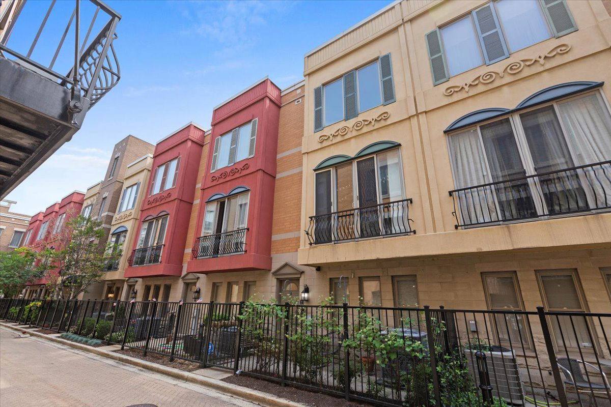 Townhouse for rent at 849 W Ohio St #9, Chicago, IL 60642