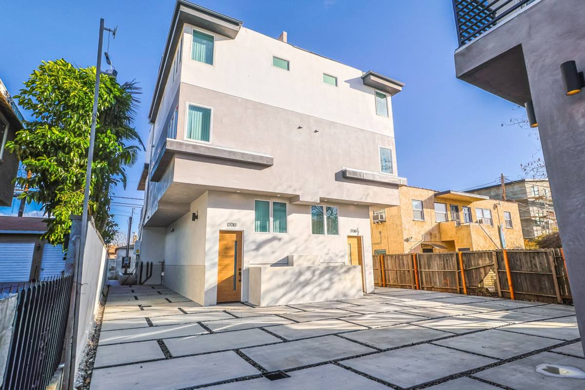 Apartment for rent at 1700 S Redondo Blvd, Los Angeles, CA 90019