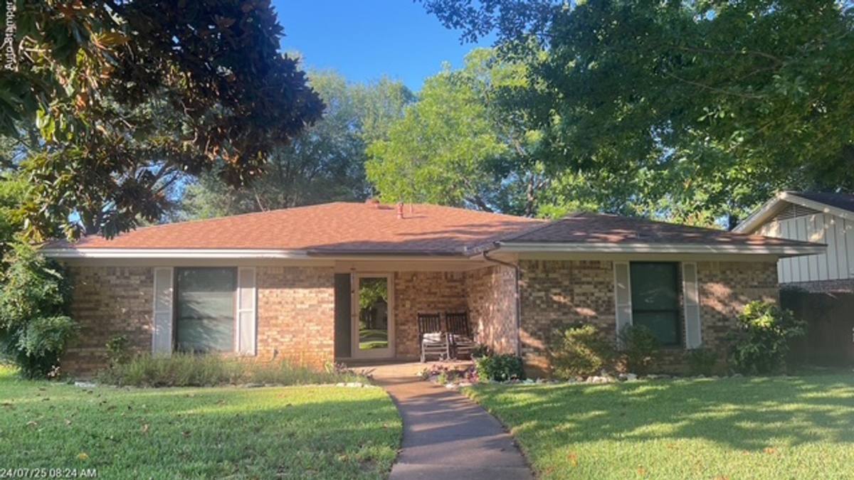 House for rent at 2112 Meadowlake Court, Arlington, TX 76013
