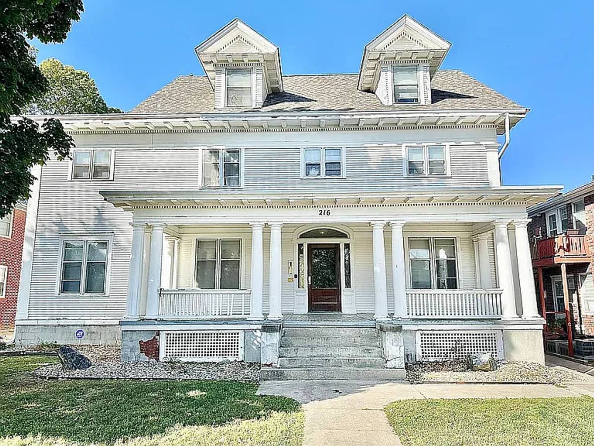Apartment for rent at 216 N 32nd Ave, Omaha, NE 68131