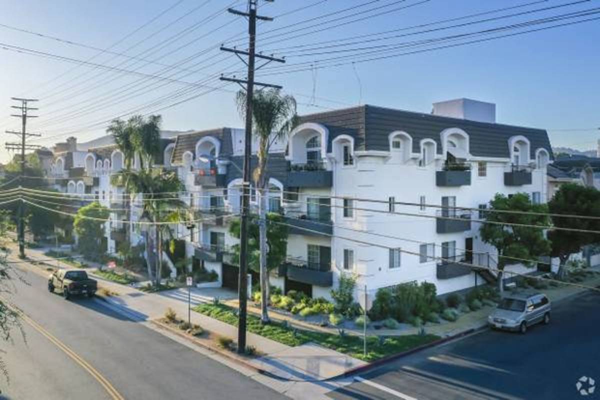 Apartment for rent at 10650 Moorpark St, North Hollywood, CA 91602