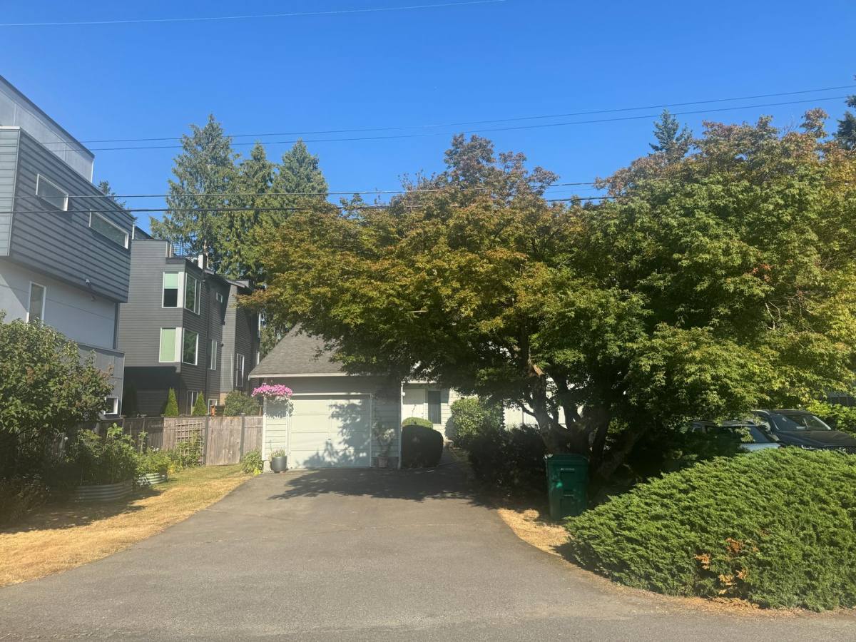 House for rent at 11752 Burke Ave N, Seattle, WA 98133