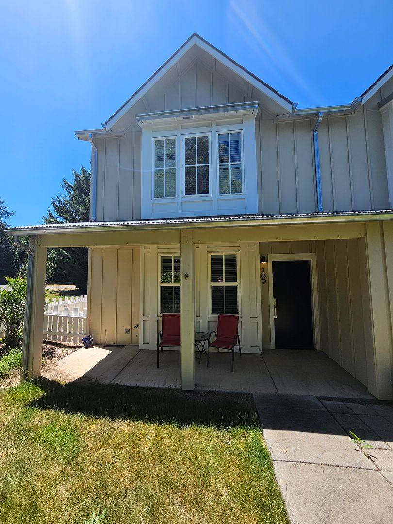 Townhouse for rent at 515 E G St, Jacksonville, OR 97530