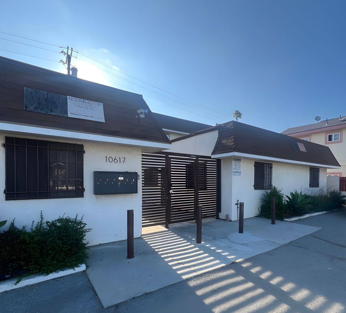 Apartment for rent at 10617 S Main St, Los Angeles, CA 90003