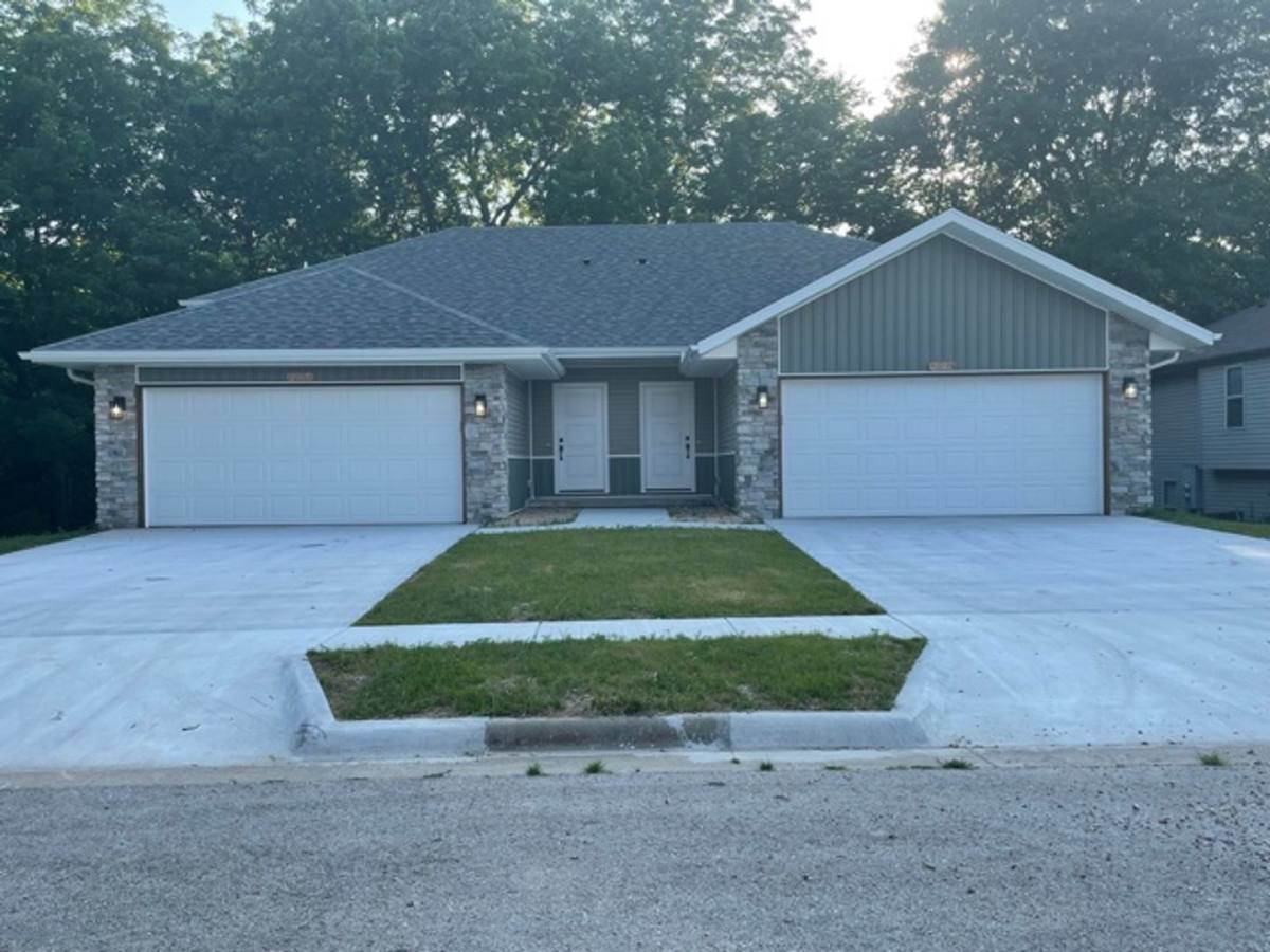House for rent at 2007 S Farm Rd, Springfield, MO 65807