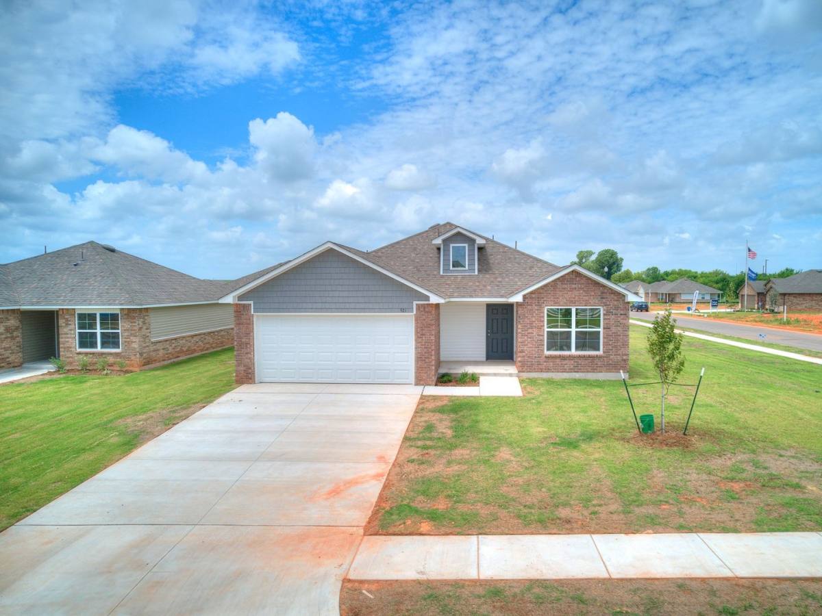 House for rent at 921 S Buffalo Lane, Mustang, OK 73064