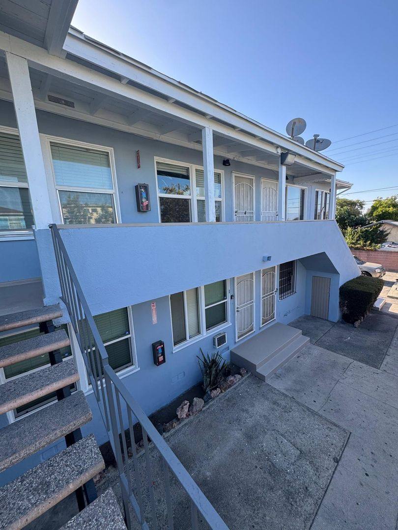 Apartment for rent at 847 E Imperial Highway, Los Angeles, CA 90059