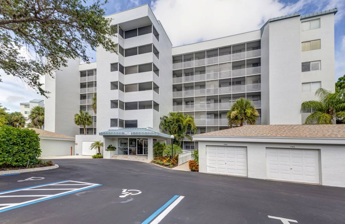 Condo for rent at 285 Naples Cove Dr, Naples, FL 34110