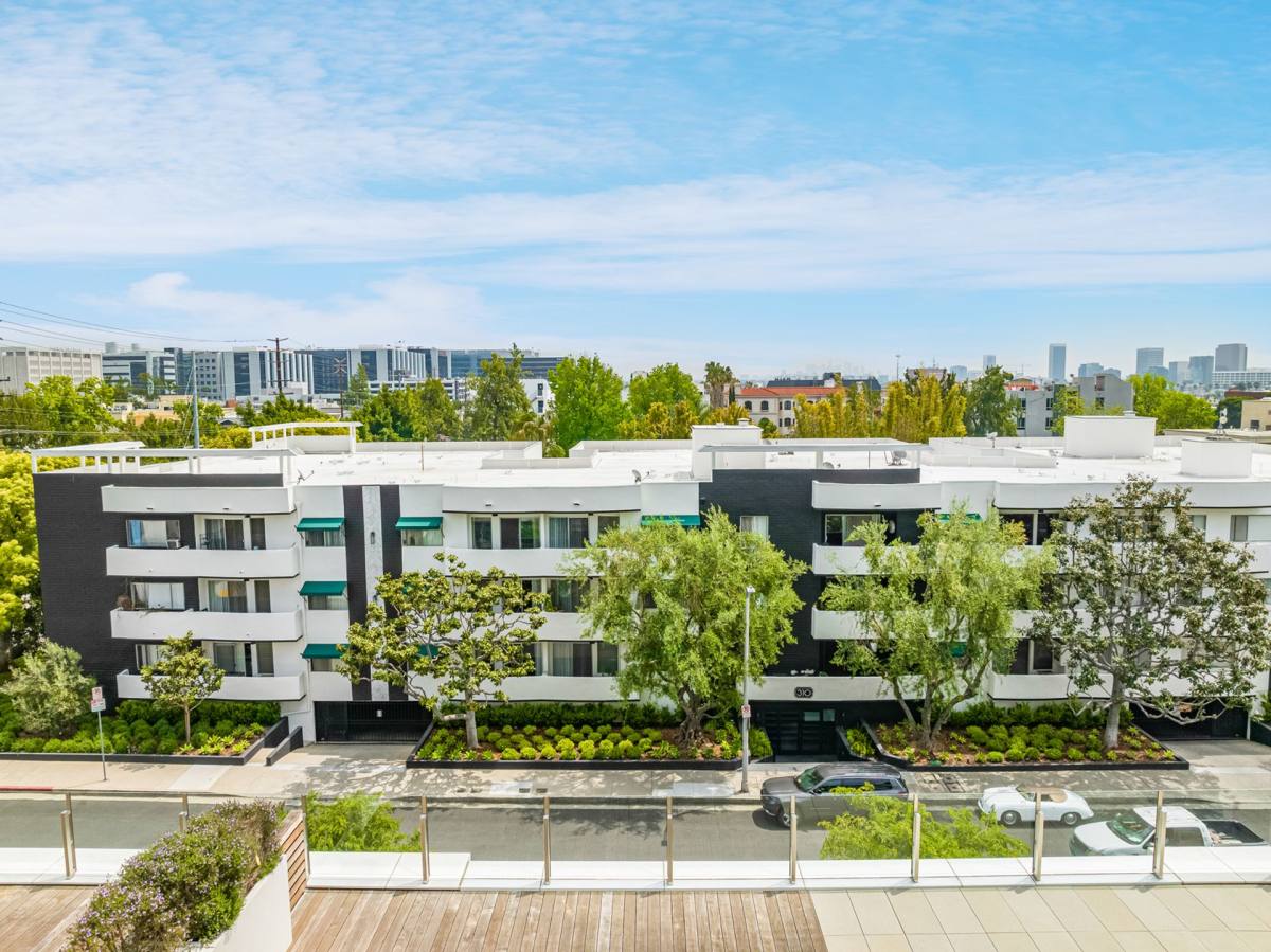 Apartment for rent at 310 S Almont Dr, Los Angeles, CA 90048