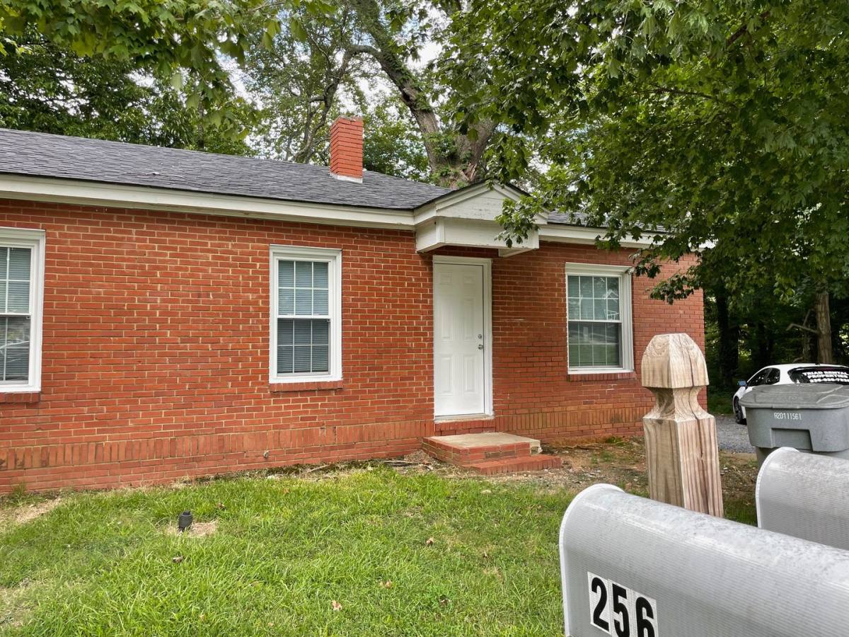 Apartment for rent at 254 & 256 N Elm St, Asheboro, NC 27203