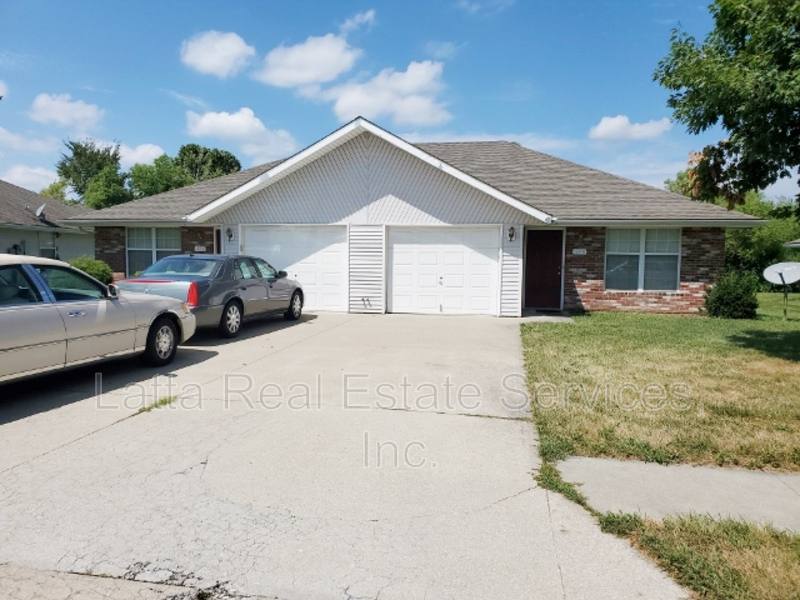 Apartment for rent at 1142 Dean Dr, Grain Valley, MO 64029