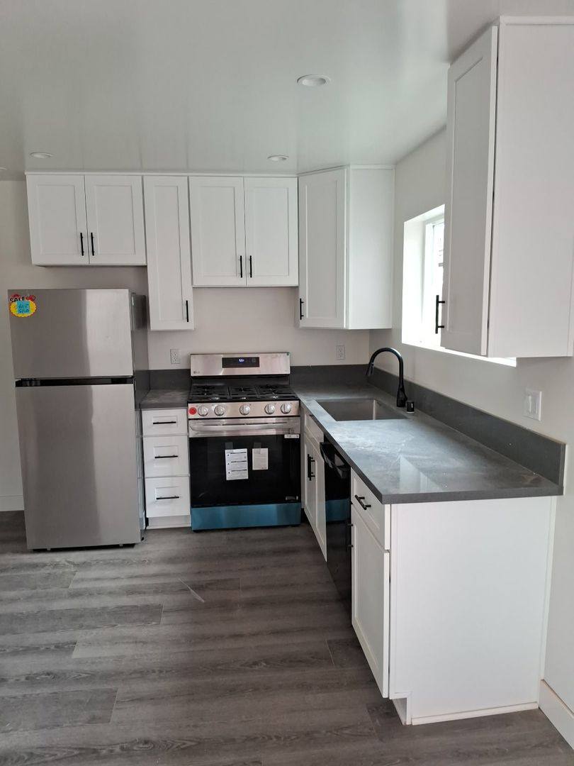 Apartment for rent at 1370 San Juan St, Tustin, CA 92780