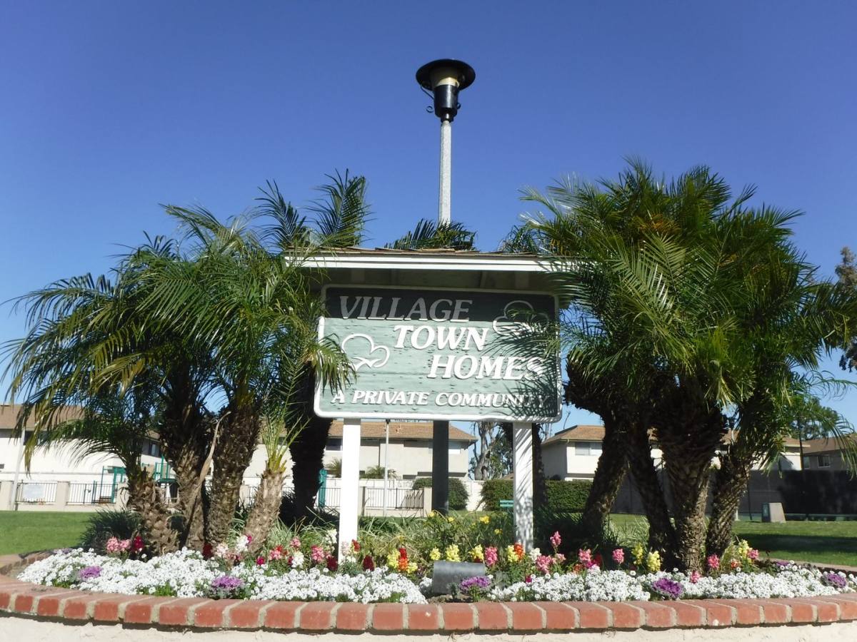 Townhouse for rent at 9791 Continental Dr, Huntington Beach, CA 92646