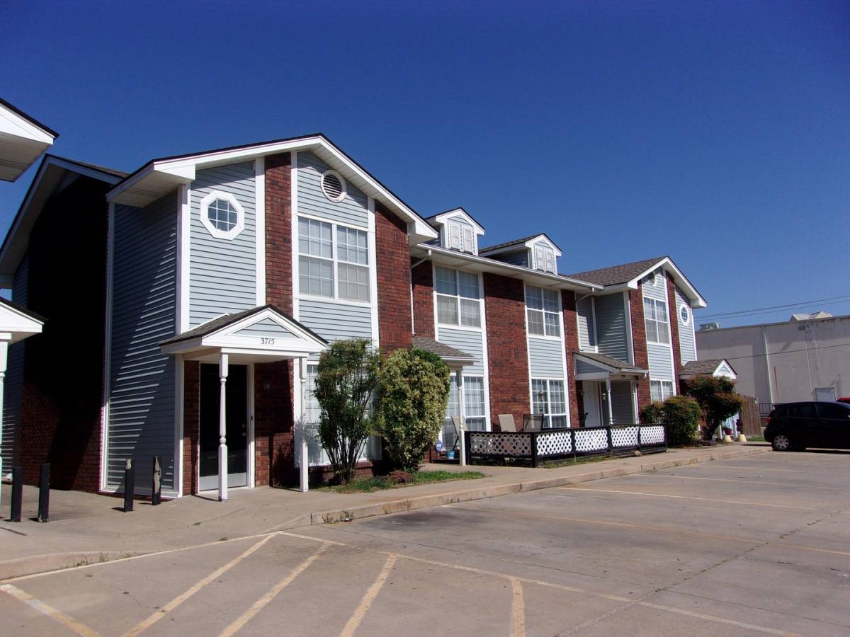 Townhouse for rent at 3707 N Saint Charles St, Oklahoma City, OK 73122