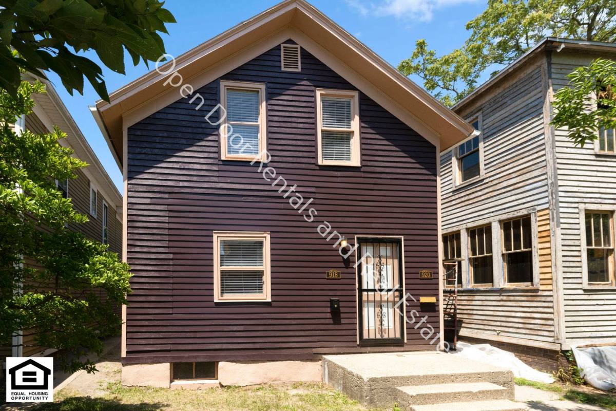Apartment for rent at 920 W Jefferson Blvd, Fort Wayne, IN 46802