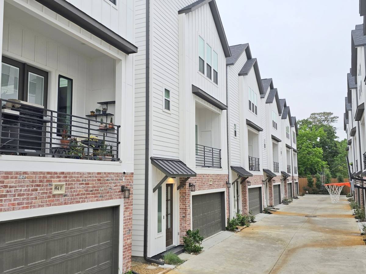 Townhouse for rent at 954 Fisher St, Houston, TX 77018