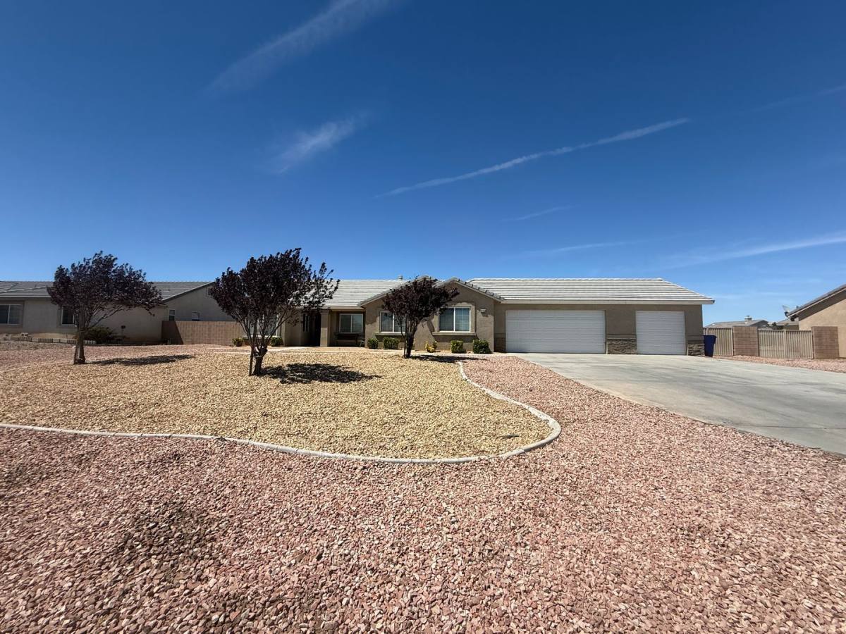 House for rent at 21158 Champanel Rd, Apple Valley, CA 92308