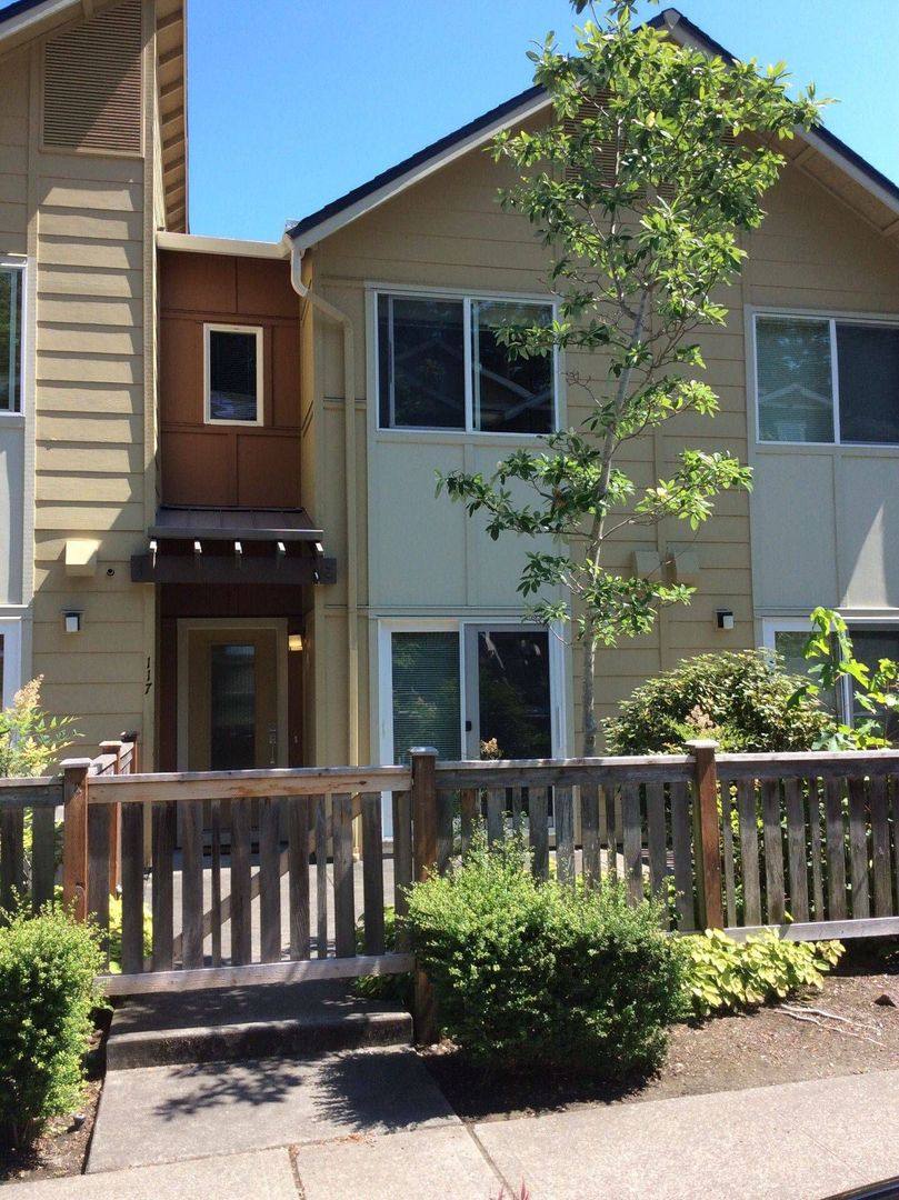 Townhouse for rent at 117 Sky Ridge Rd NW, Issaquah, WA 98027