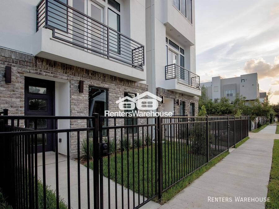 Townhouse for rent at 5713 Larkin St #B, Houston, TX 77007