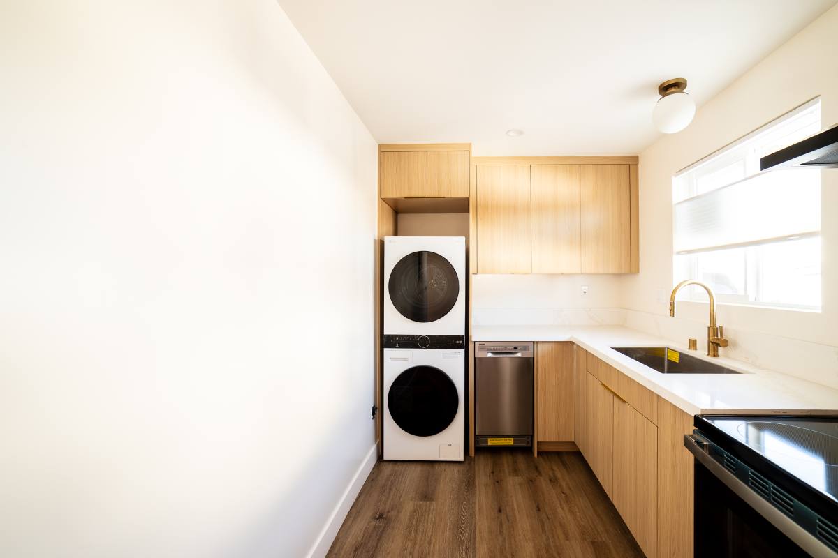 Townhouse for rent at 1346 S Dunsmuir Ave, Los Angeles, CA 90019