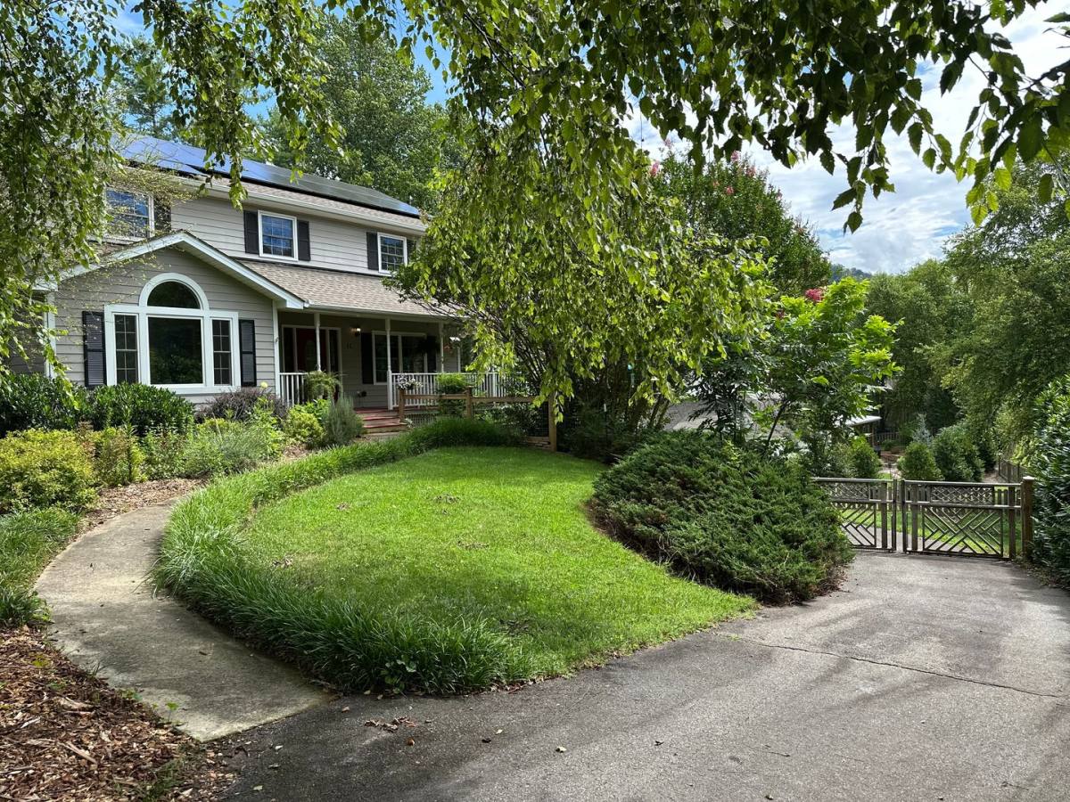 House for rent at 11 Harbeck Dr, Weaverville, NC 28787