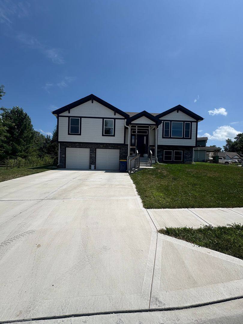 House for rent at 2050 Riverstone Dr, Excelsior Springs, MO 64024