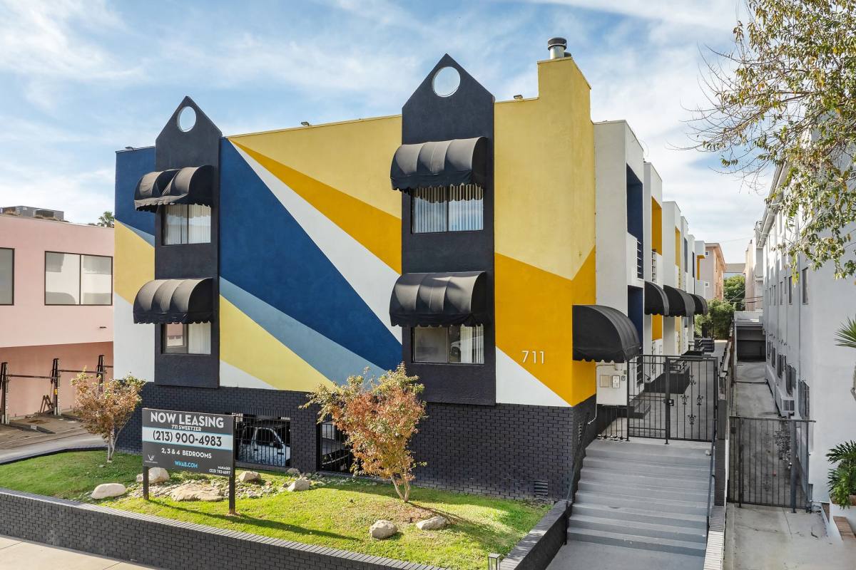 Apartment for rent at 711 N Sweetzer Ave, West Hollywood, CA 90069