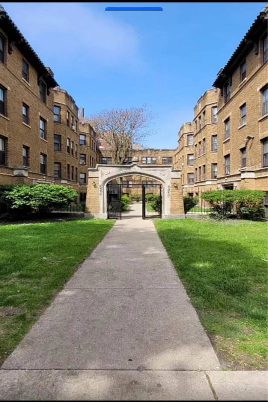 Apartment for rent at 6926 S Oglesby #1, Chicago, IL 60649