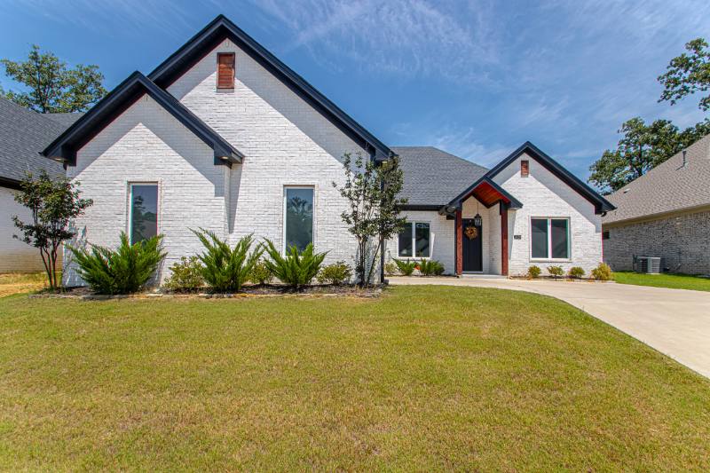 House for rent at 2420 Hurricane Gardens Dr, Benton, AR 72019