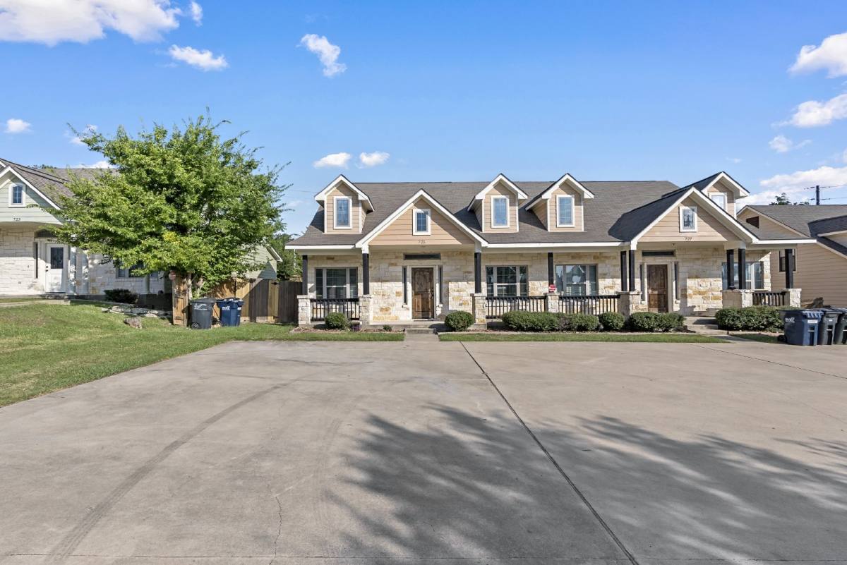 Townhouse for rent at 811 Dominik Dr, College Station, TX 77840