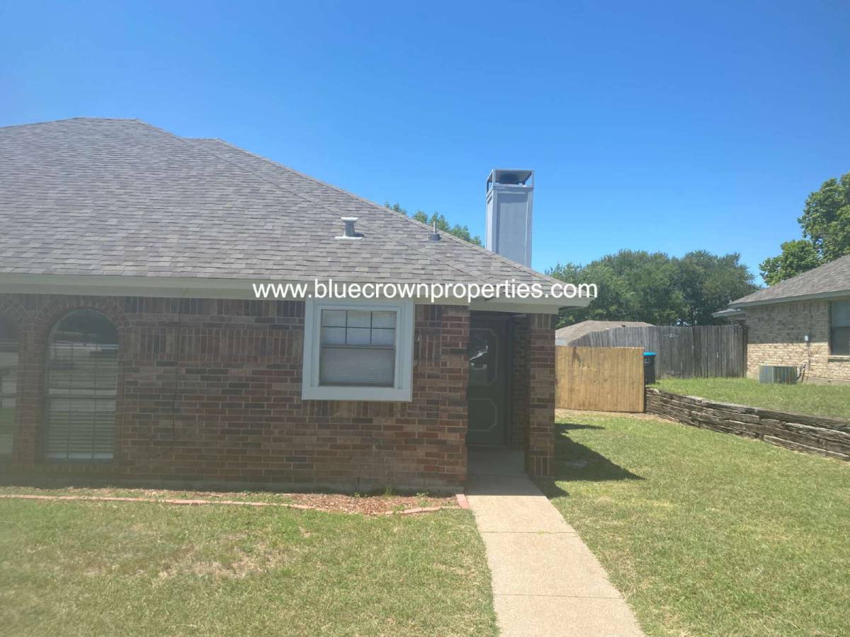 Townhouse for rent at 10303 Lone Pine Lane, Fort Worth, TX 76108