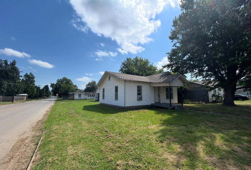 1049 E Oak St, Cushing, OK 74023