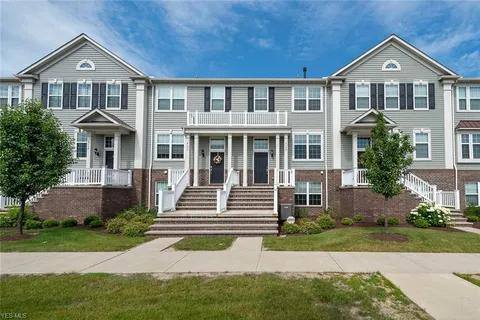 Townhouse for rent at 6140 N Pointe Dr, Cleveland, OH 44124